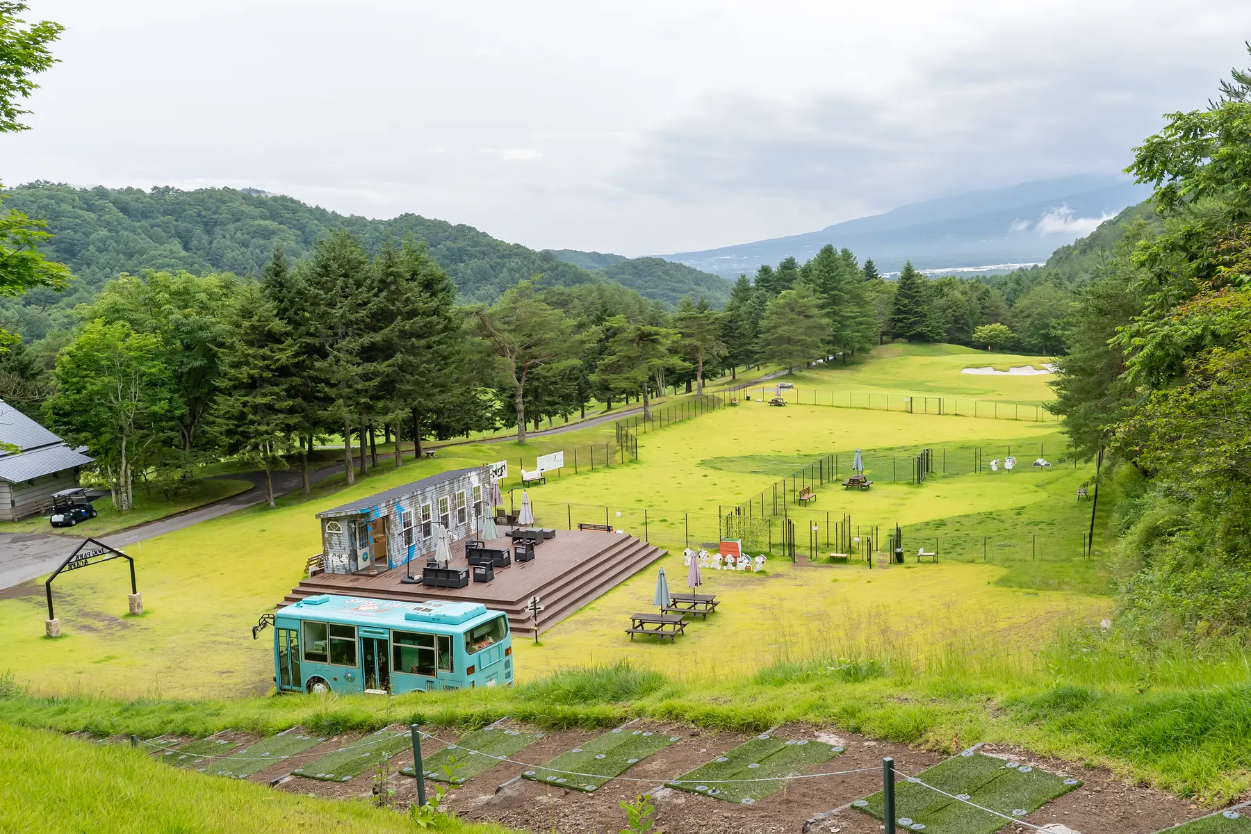 浅間山を望む練習場の緑